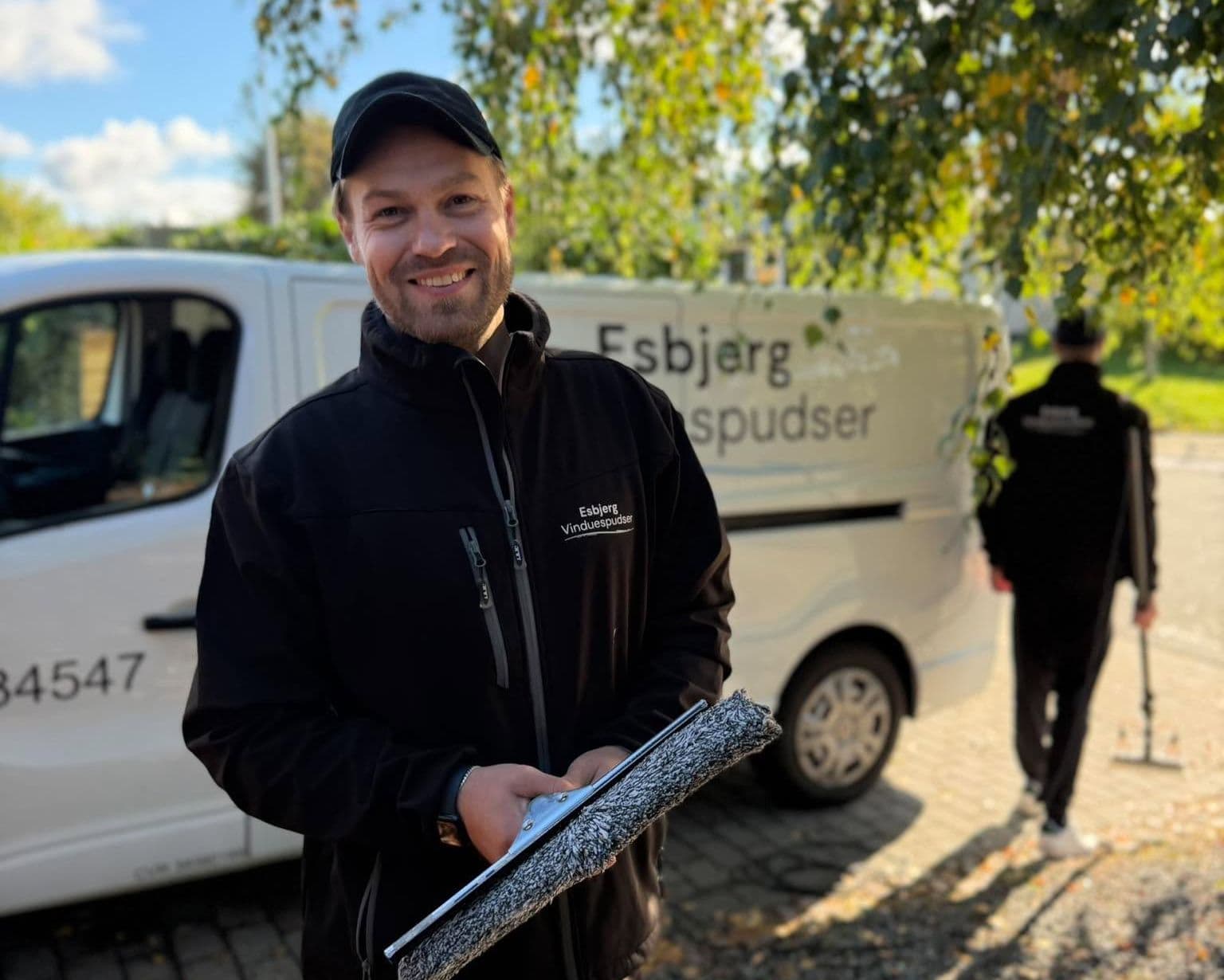 Vinduespudser fra Esbjerg Vinduespudser med vasker ved firmabilen