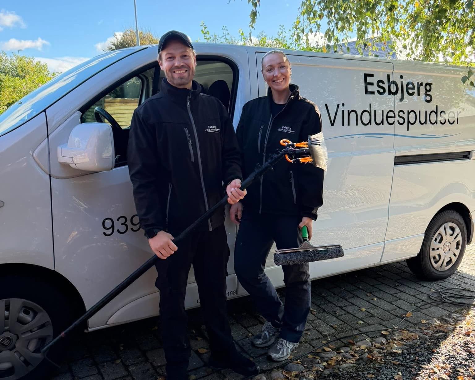 To fra Esbjerg Vinduespudser med rentvandsstang og vasker foran firmabilen